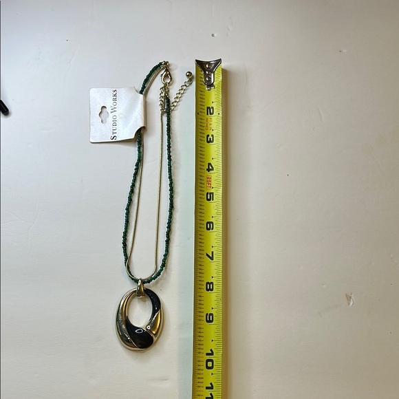 Elegant Gold and Black Pendant Necklace with green beads - Picture 9 of 10